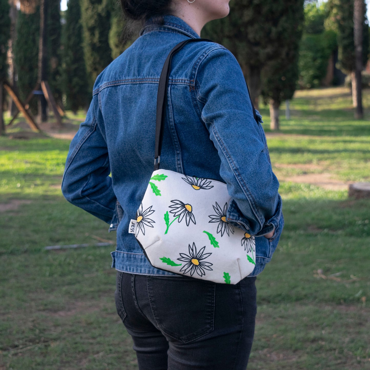 Bolso de loneta estampado y cosido a mano. Estampado de margaritas. Tela interior de algodón blanco, tela recuperada.