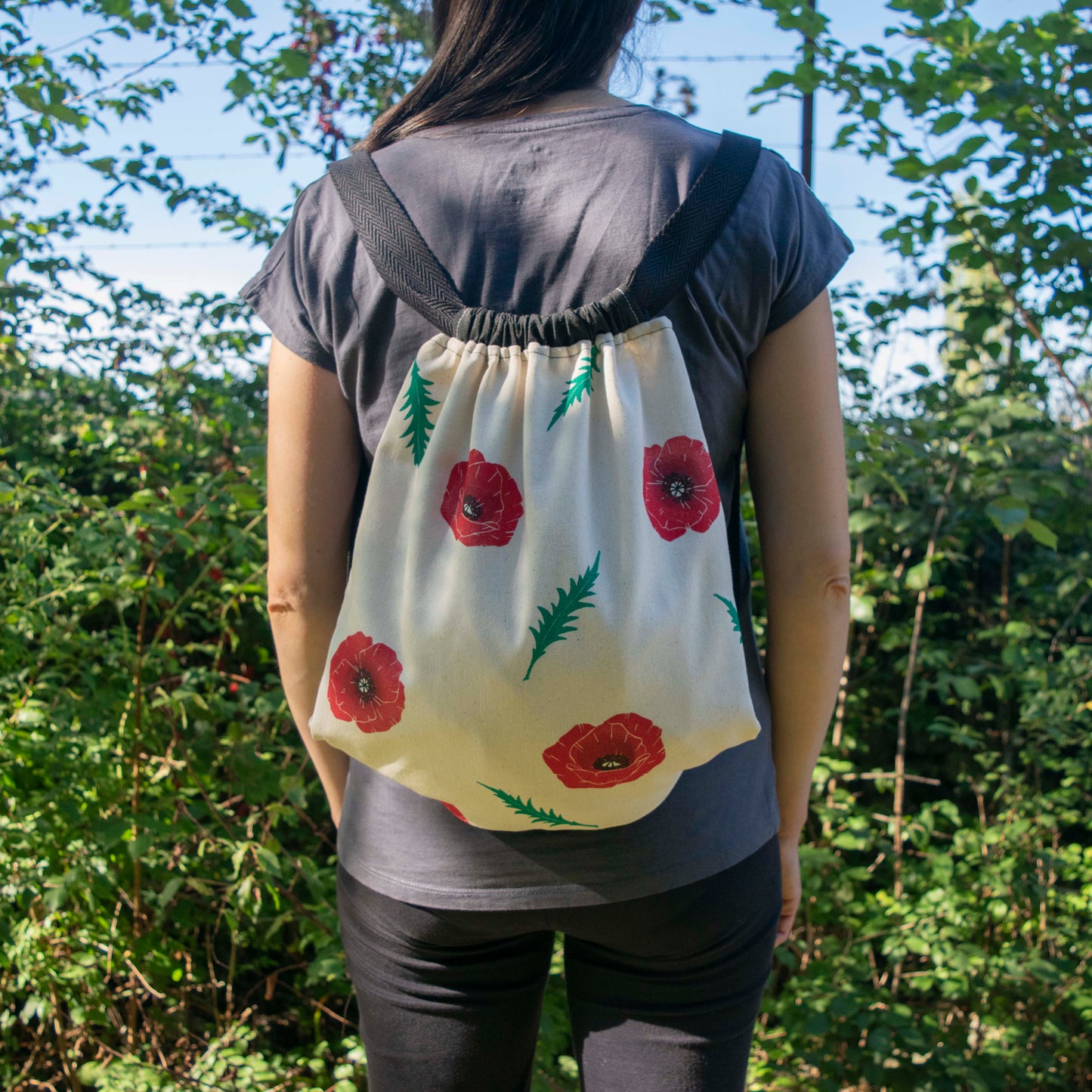 Mochila de loneta, estampada a mano, cosida a mano. Estampado de amapolas, inspirada en la naturaleza. Complemento textil ilustrado. Materiales sostenibles, telas recuperadas.