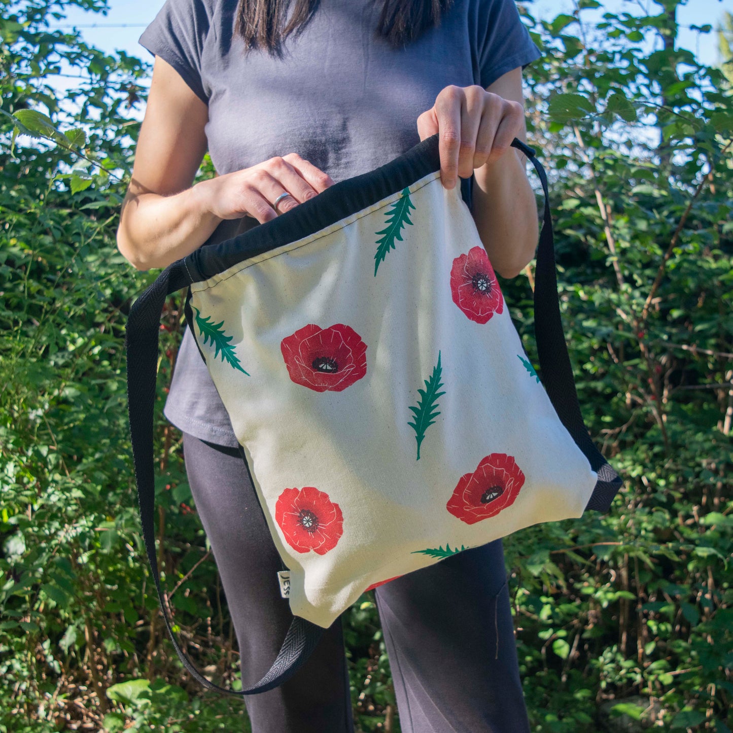 Mochila de loneta, estampada a mano, cosida a mano. Estampado de amapolas, inspirada en la naturaleza. Complemento textil ilustrado. Materiales sostenibles, telas recuperadas.