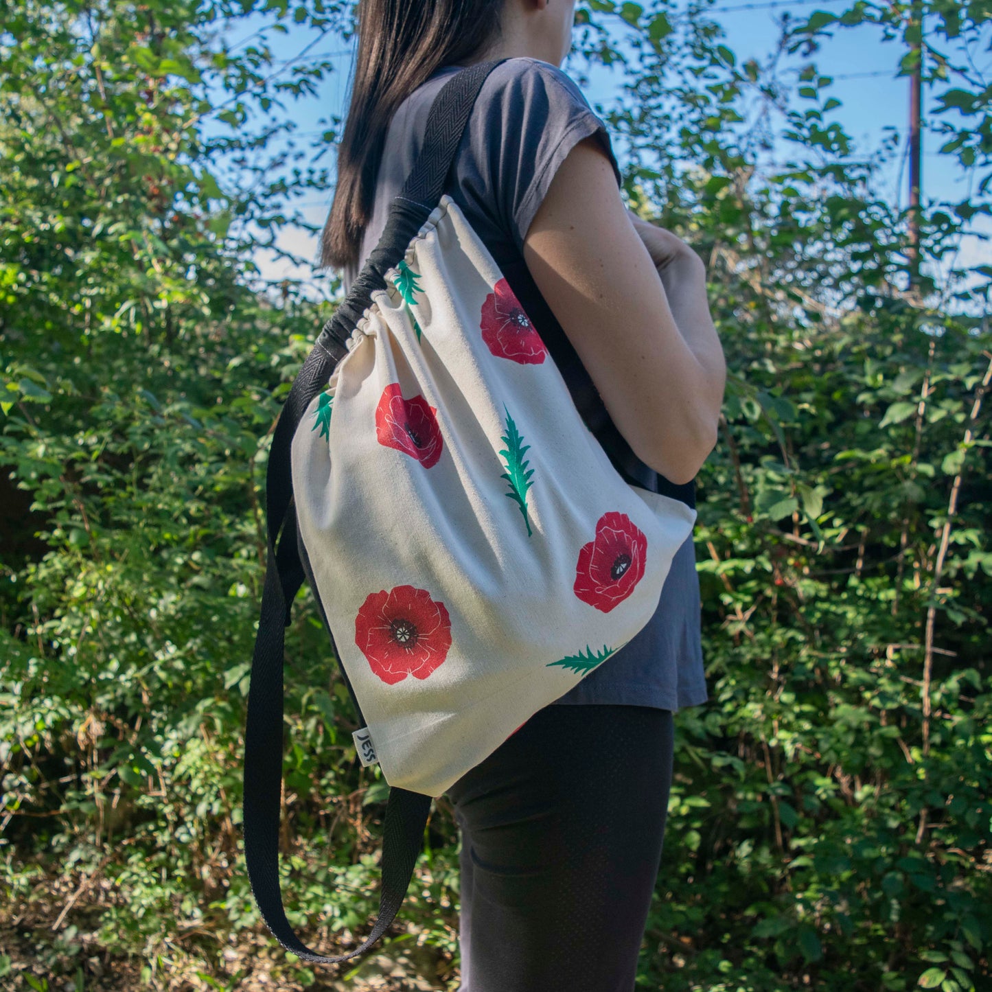 Mochila de loneta, estampada a mano, cosida a mano. Estampado de amapolas, inspirada en la naturaleza. Complemento textil ilustrado. Materiales sostenibles, telas recuperadas.
