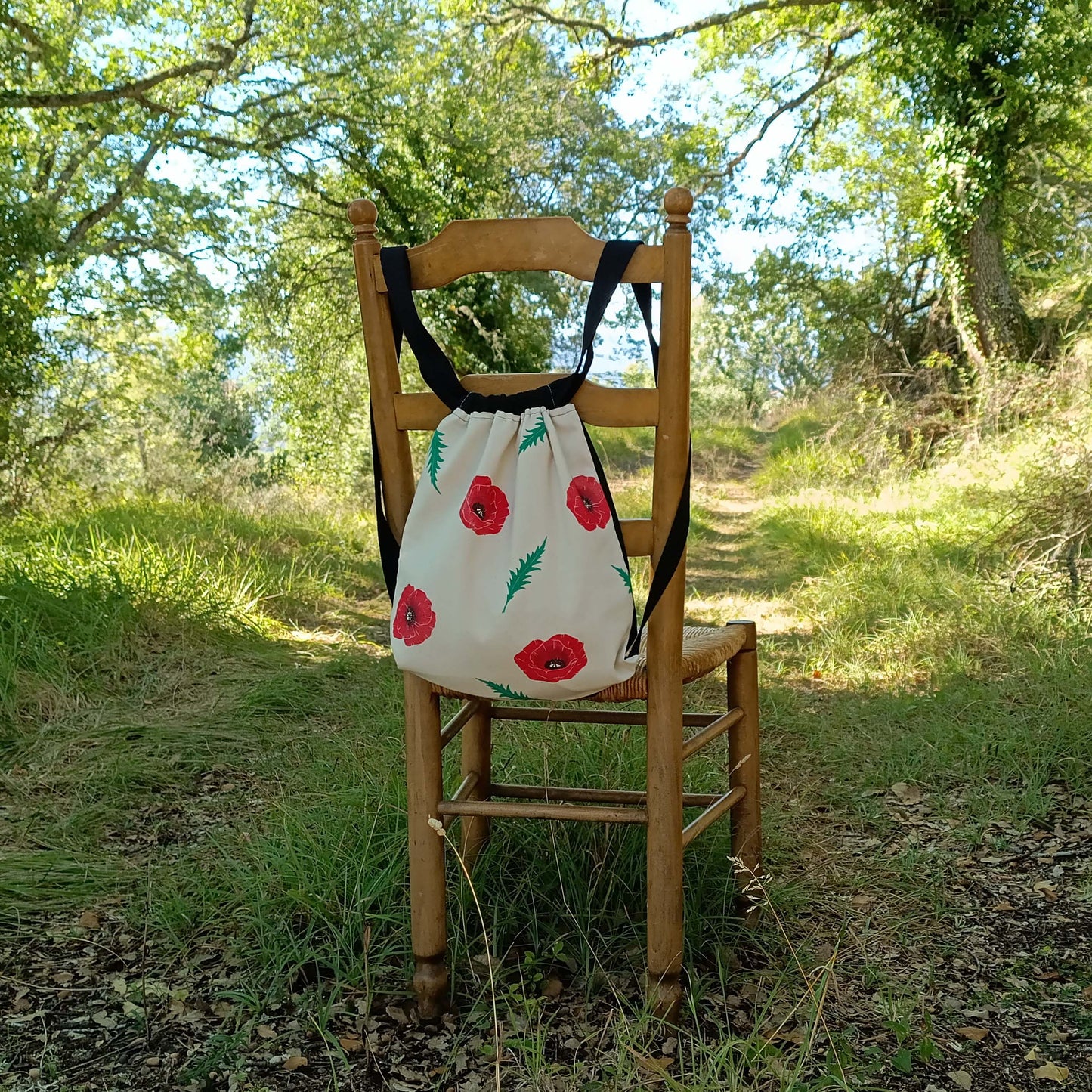 Mochila de loneta, estampada a mano, cosida a mano. Estampado de amapolas, inspirada en la naturaleza. Complemento textil ilustrado. Materiales sostenibles, telas recuperadas.