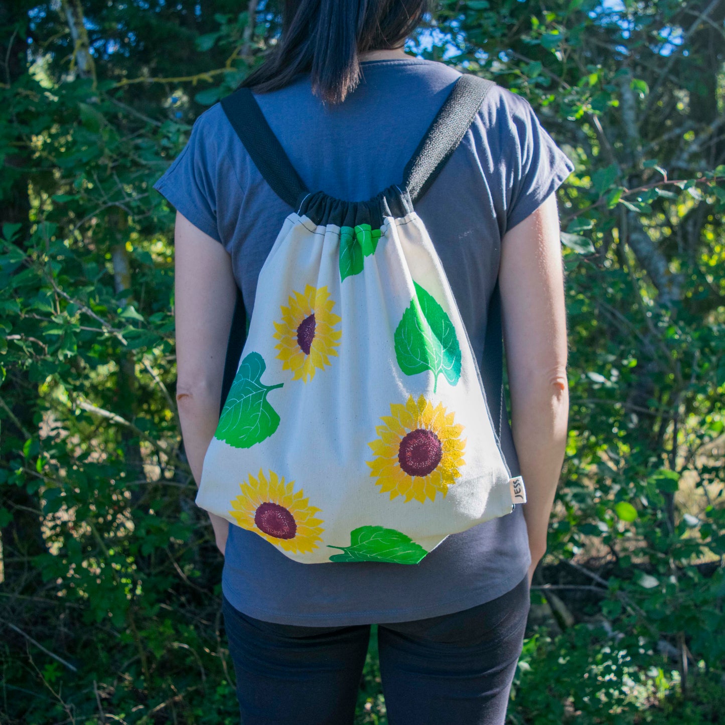 Mochila de loneta, estampada a mano, cosida a mano. Estampado de girasoles, inspirada en la naturaleza. Complemento textil ilustrado. Materiales sostenibles, telas recuperadas.