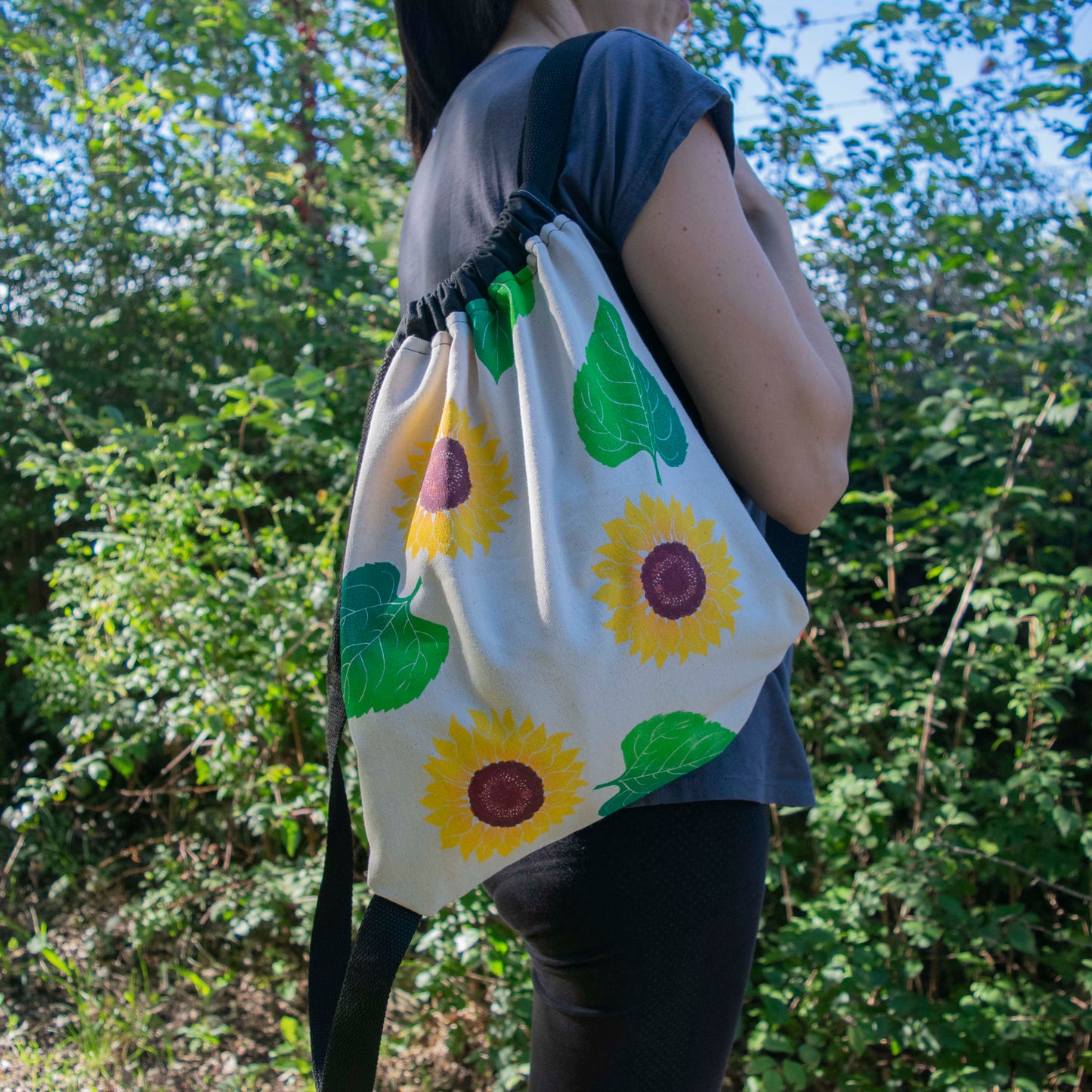 Mochila de loneta, estampada a mano, cosida a mano. Estampado de girasoles, inspirada en la naturaleza. Complemento textil ilustrado. Materiales sostenibles, telas recuperadas.