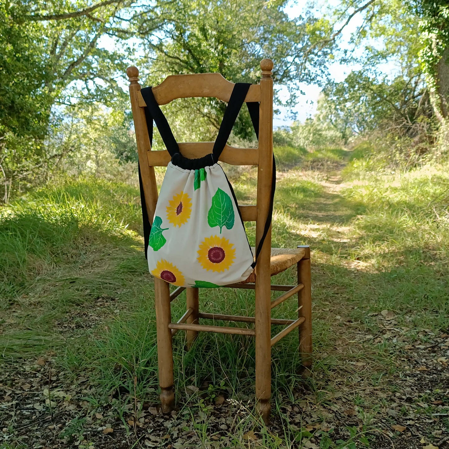 Mochila de loneta, estampada a mano, cosida a mano. Estampado de girasoles, inspirada en la naturaleza. Complemento textil ilustrado. Materiales sostenibles, telas recuperadas.
