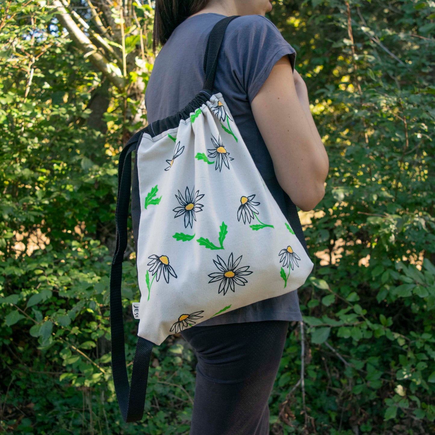 Mochila de loneta, estampada a mano, cosida a mano. Estampado de margaritas, inspirada en la naturaleza. Complemento textil ilustrado. Materiales sostenibles, telas recuperadas.