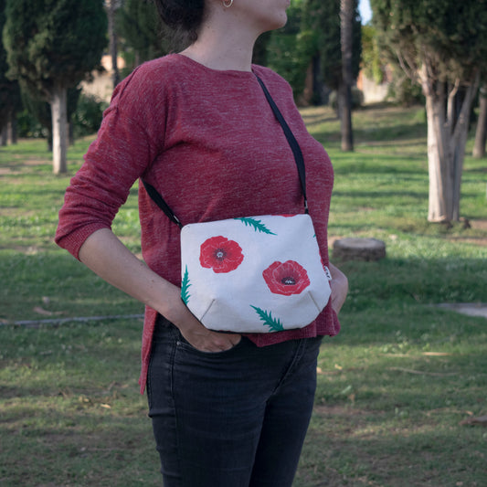 Bolso de loneta estampado y cosido a mano. Estampado de amapolas. Tela interior de algodón blanco, tela recuperada. 