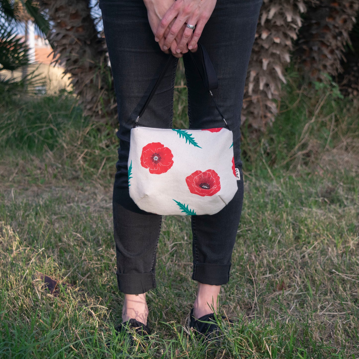 Bolso de loneta estampado y cosido a mano. Estampado de amapolas. Tela interior de algodón blanco, tela recuperada. 