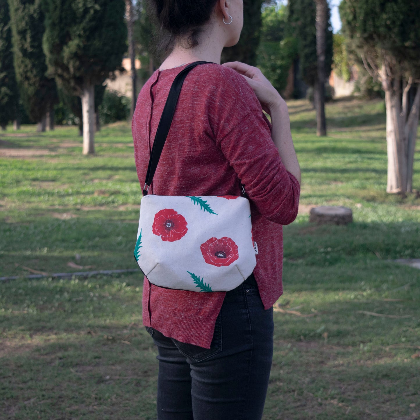 Bolso de loneta estampado y cosido a mano. Estampado de amapolas. Tela interior de algodón blanco, tela recuperada. 