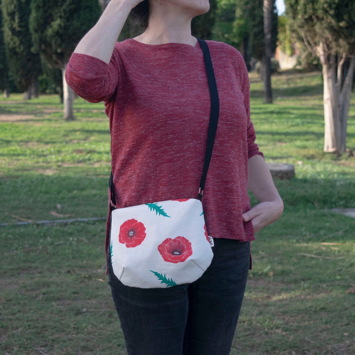 Bolso de loneta estampado y cosido a mano. Estampado de amapolas. Tela interior de algodón blanco, tela recuperada. 