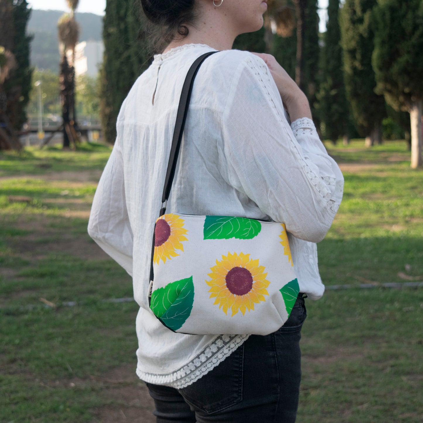 Bolso de loneta estampado y cosido a mano. Estampado de girasoles. Tela interior de algodón blanco, tela recuperada. 