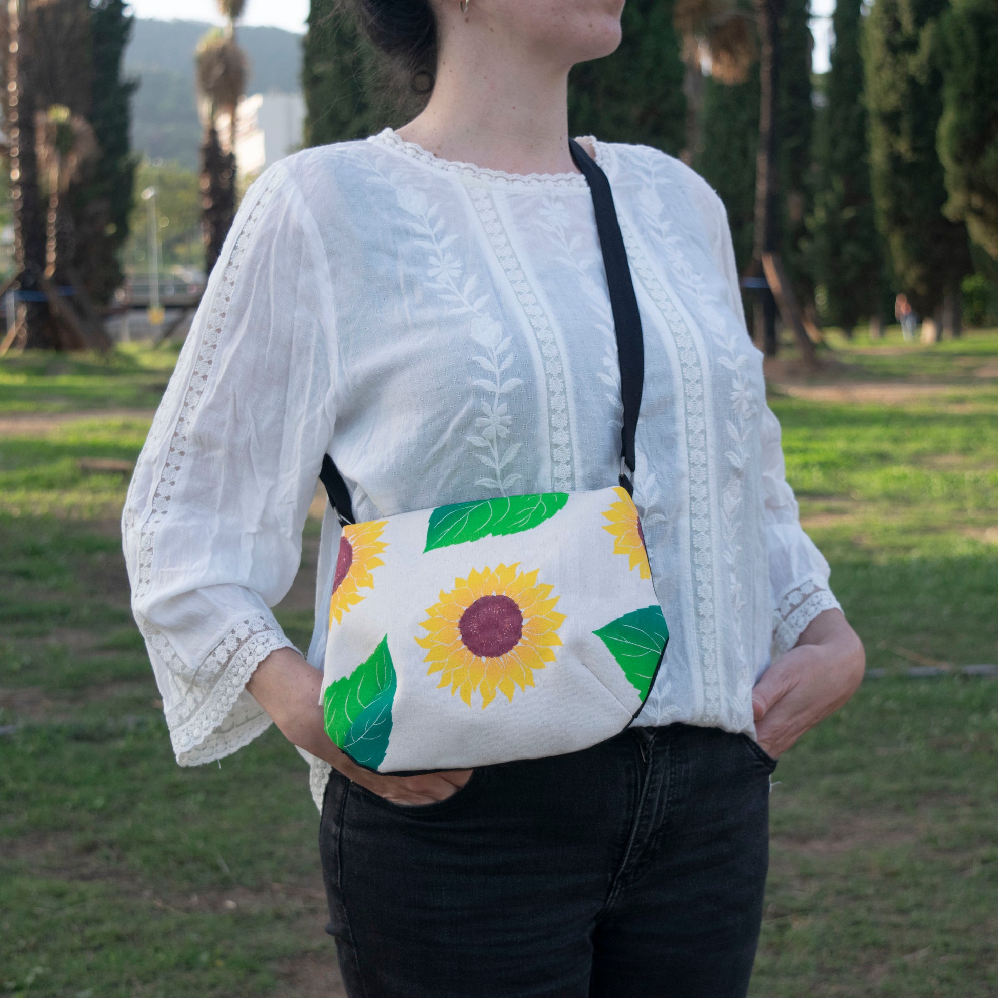 Bolso de loneta estampado y cosido a mano. Estampado de girasoles. Tela interior de algodón blanco, tela recuperada. 