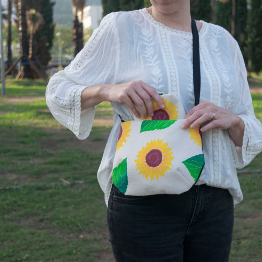 Bolso de loneta estampado y cosido a mano. Estampado de girasoles. Tela interior de algodón blanco, tela recuperada. 