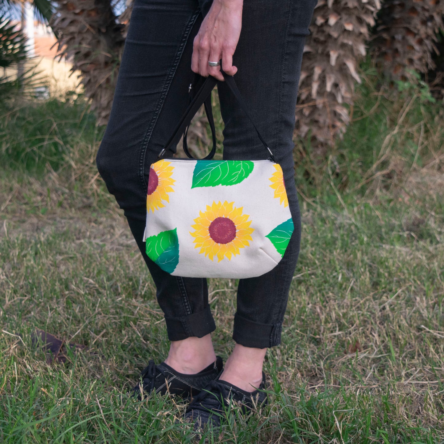 Bolso de loneta estampado y cosido a mano. Estampado de girasoles. Tela interior de algodón blanco, tela recuperada. 