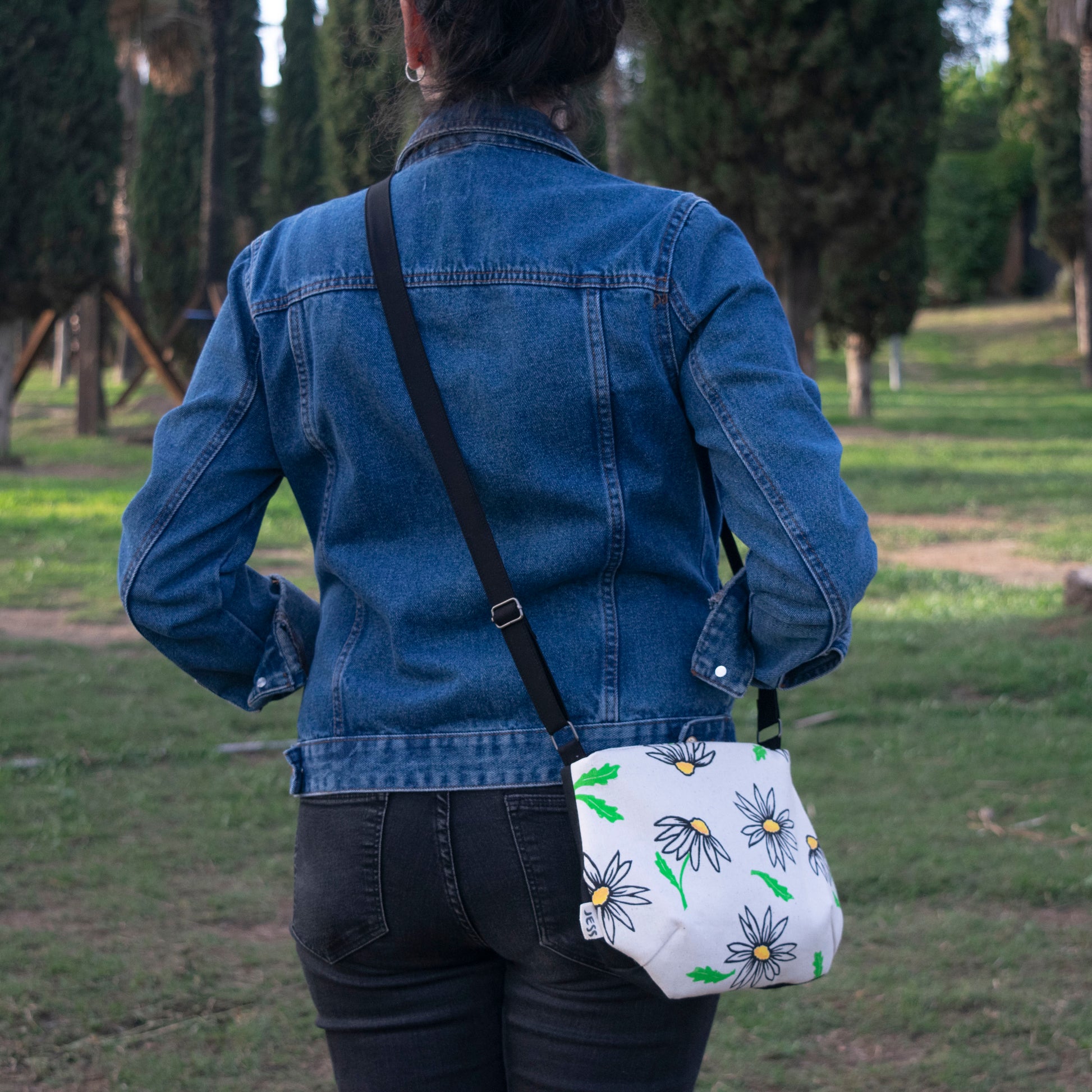 Bolso de loneta estampado y cosido a mano. Estampado de margaritas. Tela interior de algodón blanco, tela recuperada. 