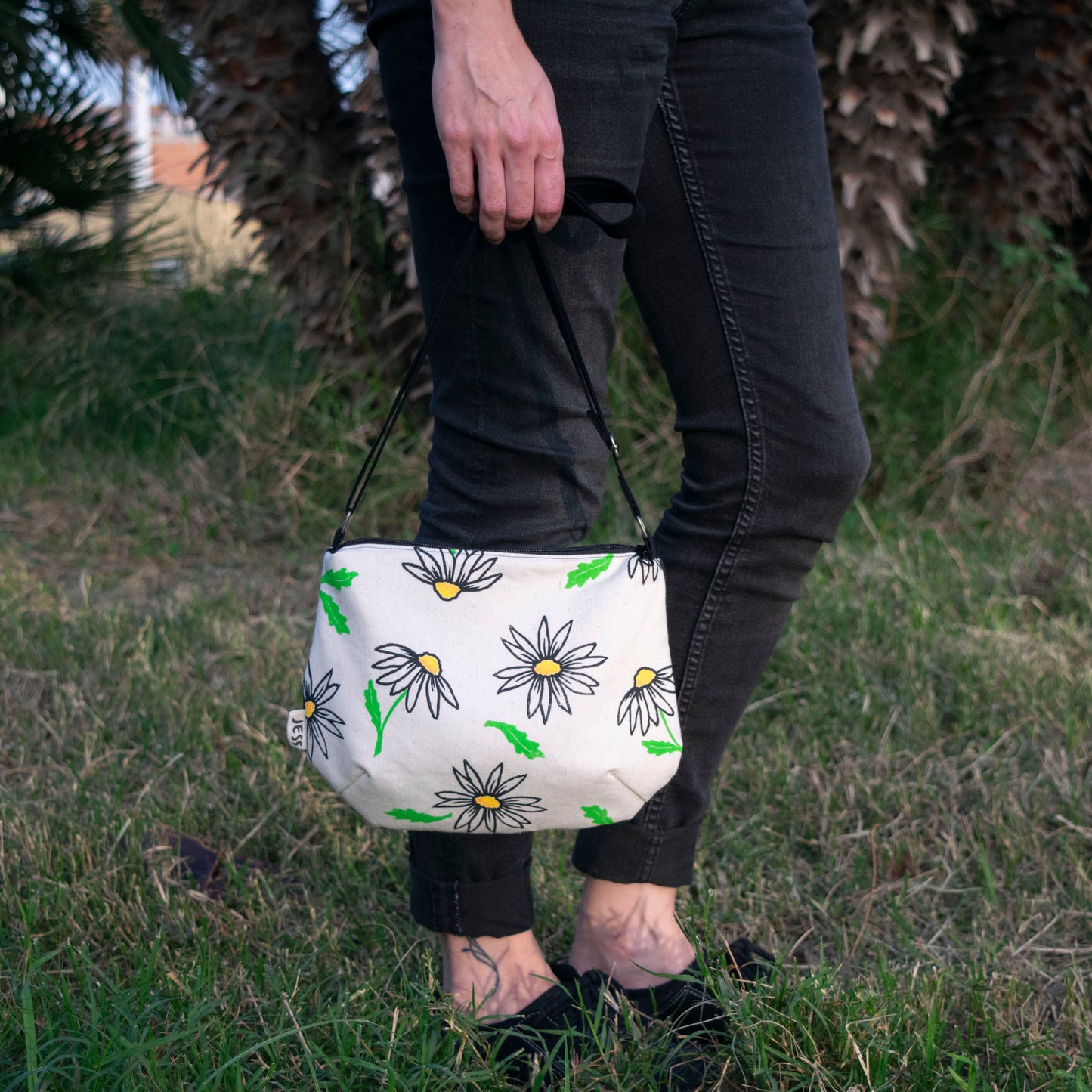 Bolso de loneta estampado y cosido a mano. Estampado de margaritas. Tela interior de algodón blanco, tela recuperada. 