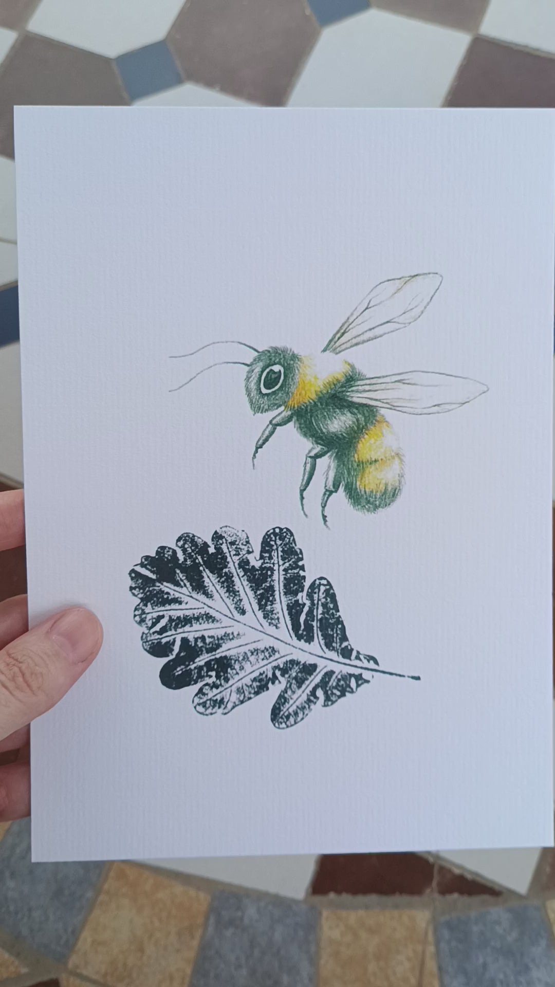 Lámina de abeja ilustrada y hoja de roble estampada con tinta negra.