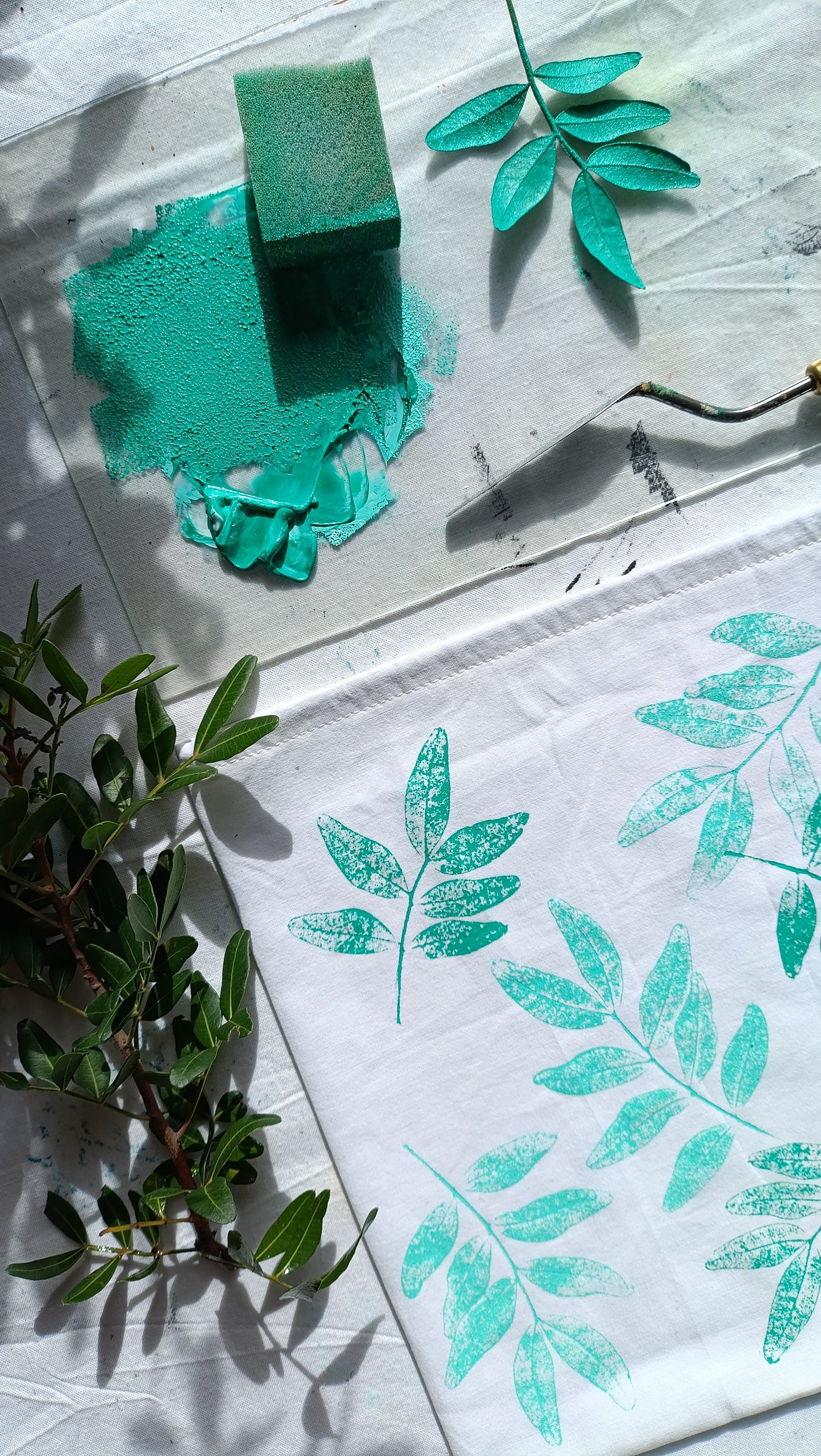 Taller creativo de estampacion textil con plantas.
