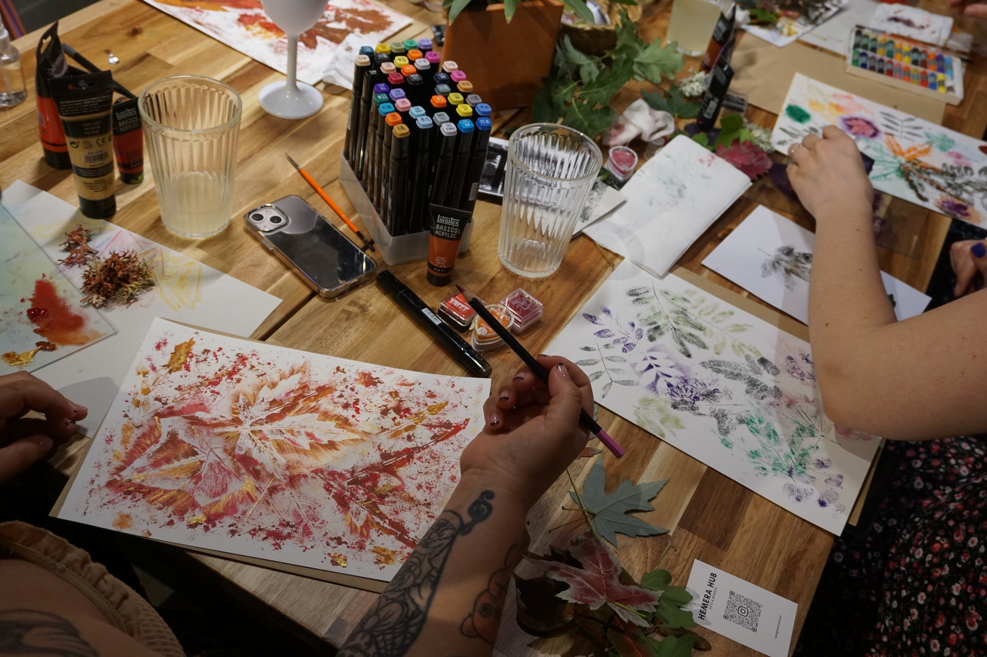 Taller creativo de lámina botánica, en el que se utilizan plantas y diferentes técnicas plásticas.